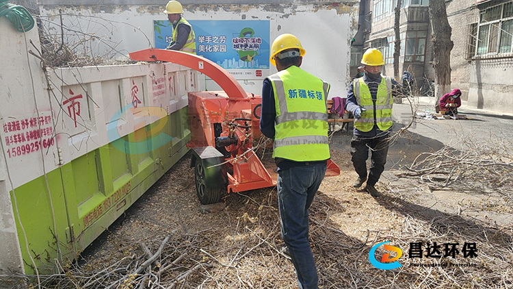 新疆烏魯木齊市客戶使用現場，園林綠化專業樹枝粉碎機，主要是處理小區綠化修剪后的樹枝！